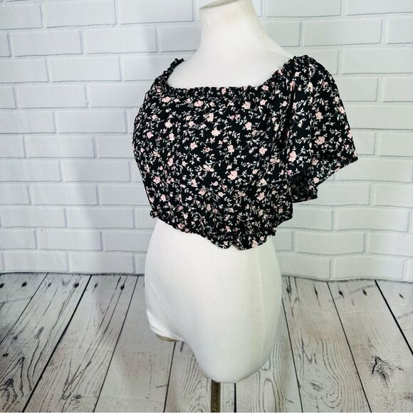 10/$25🦋 H.I.P. Black Floral Stretchy Crop Top - Size XS - Picture 3 of 13
